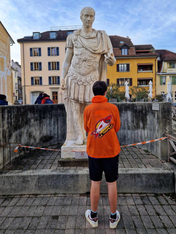 La statue de César se trouve juste à côté de l'entrée du musée.