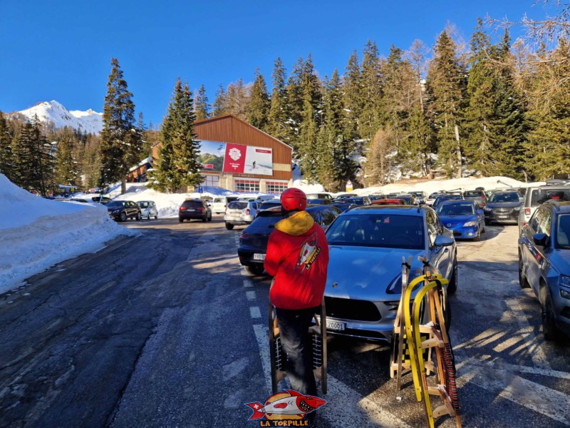 Le parking avec la station de départ du télésiège. Piste de luge d'hiver des Rousses, domaine skiable d'Anzère, Ayent.