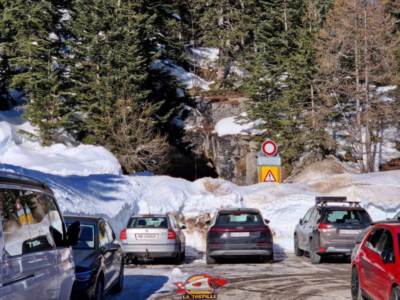 La neige obstrue le passage vers un tunnel qui mène au barrage de Tseuzier. Piste de luge d'hiver des Rousses, domaine skiable d'Anzère, Ayent.