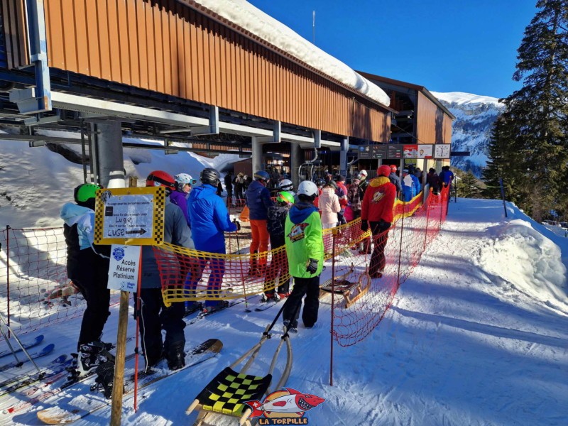 Une file spéciale permet aux lugeurs de ne pas attendre avec les skieurs. Piste de luge d'hiver des Rousses, domaine skiable d'Anzère, Ayent.