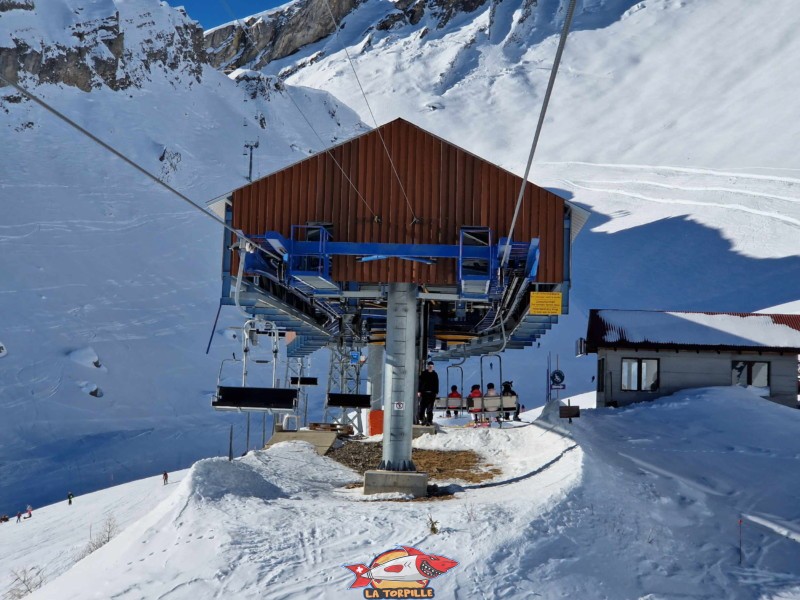La station intermédiaire du télésiège les Rousses - Le Bâté. Piste de luge d'hiver des Rousses, domaine skiable d'Anzère, Ayent.