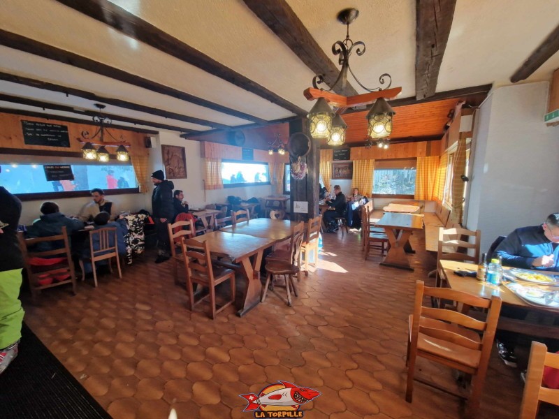Les tables de l'intérieur du restaurant des Rousses. Piste de luge des Rousses, domaine skiable d'Anzère, Ayent.