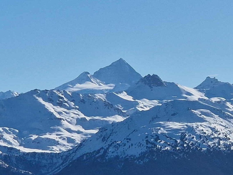 Vue depuis le télésiège. Le zoom sur la Dent Blanche (4358 m). Le Cervin (4478 m) se trouve juste derrière l'arête gauche de la Dent Blanche. Piste de luge des Rousses, domaine skiable d'Anzère, Ayent.