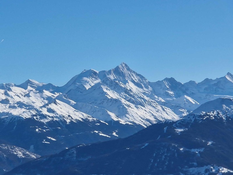 Vue depuis le télésiège. Le zoom sur le Weisshorn (4506 m). Piste de luge des Rousses, domaine skiable d'Anzère, Ayent.