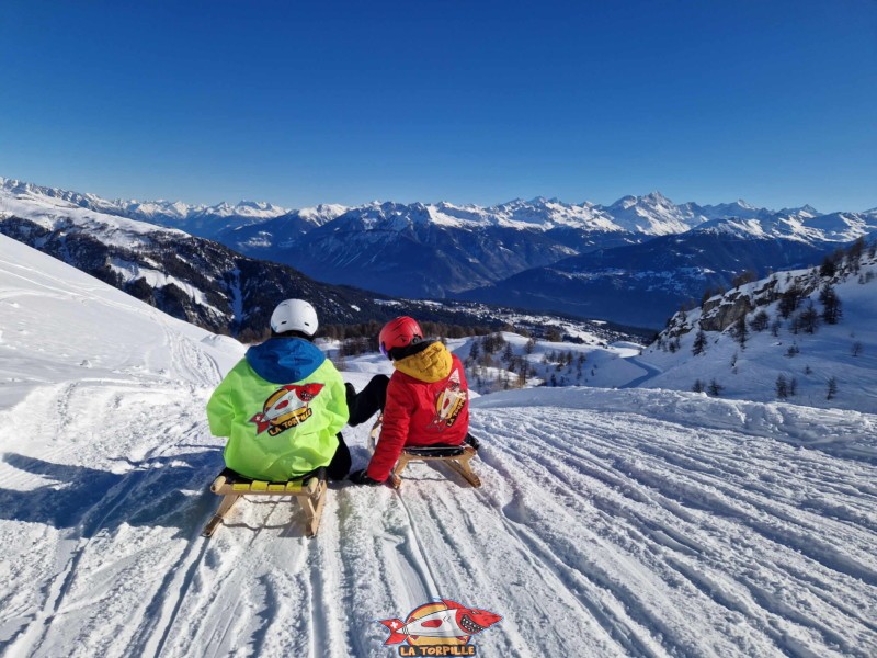 La très belle sur les Alpes valaisannes depuis le sommet de la piste de luge. Piste de luge d'hiver des Rousses, domaine skiable d'Anzère, Ayent.