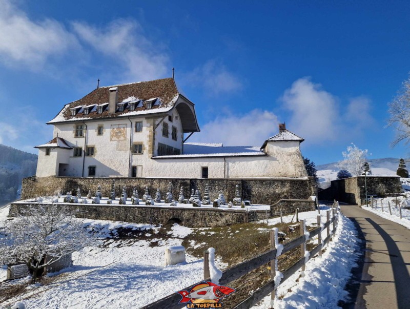 Une vue depuis le côté est en hiver. Le château de Corbières.