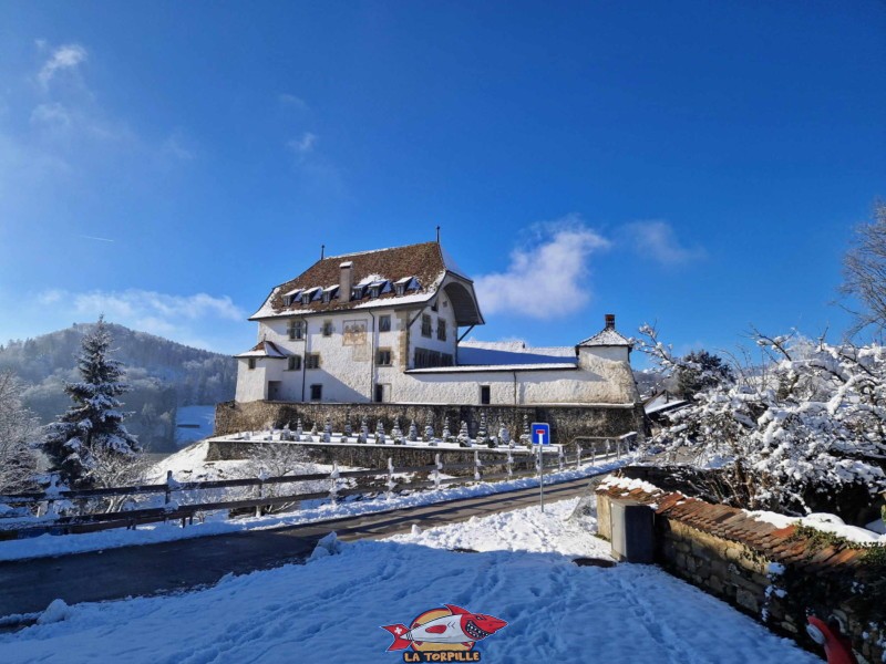 Le château de Corbières en hiver.