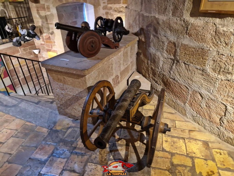 Escalier Rez sup → 1ᵉʳ, château de morges. des canons miniatures.