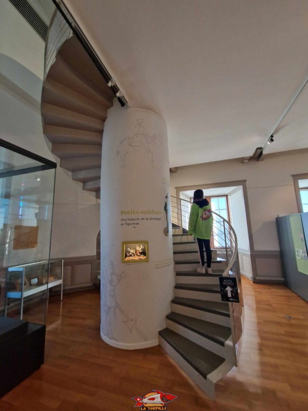 L'escalier en colimaçon qui monte du 1ᵉʳ au 2ᵉ étage. Musée de la figurine historique, 2e étage, château de morges, aile-sud-est