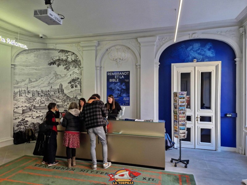 La réception, avec, sur la droite, la porte qui mène à l'exposition temporaire. Expo temporaire. Musée international de la Réforme, Genève.
