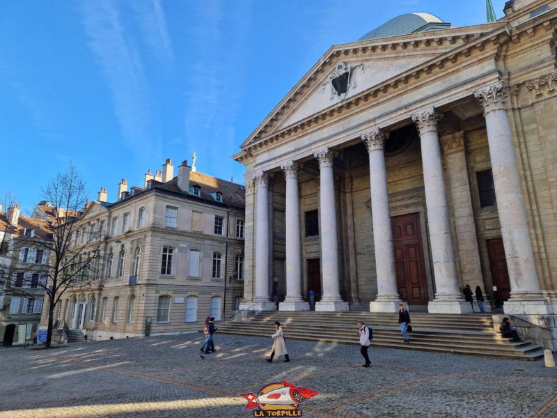 Le portail de la cathédrale, et, sur la gauche, la maison Mallet. Ce dernier édifice est construit au 18e siècle en remplacement du cloître qui avait perdu sa fonction religieuse à la suite de la Réforme protestante du 16e siècle. La maison Mallet abrite aujourd'hui le musée international de la Réforme.