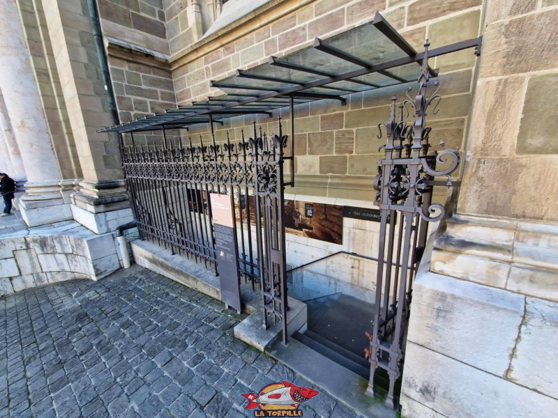 Le grillage d'entrée du site archéologique. Site archéologique de la cathédrale St-Pierre, Genève.
