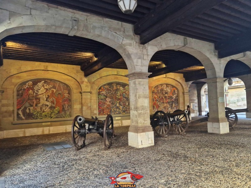 L'Ancien Arsenal de Genève avec les canons et les fresques murales.