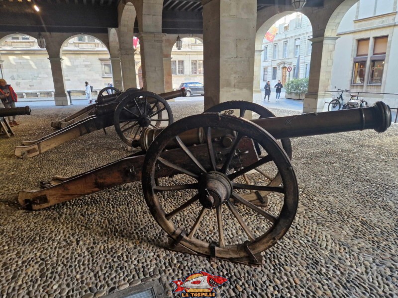 Trois canons sont présentés accompagnés d'un dispositif sur roue.