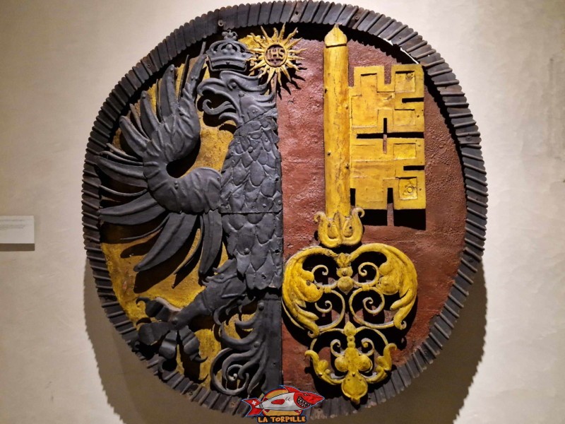 Les armoiries de Genève en tôle trouvées aux Halles Molard et datant du 17e siècle, 1ᵉʳ sous-sol, maison Tavel, Genève.