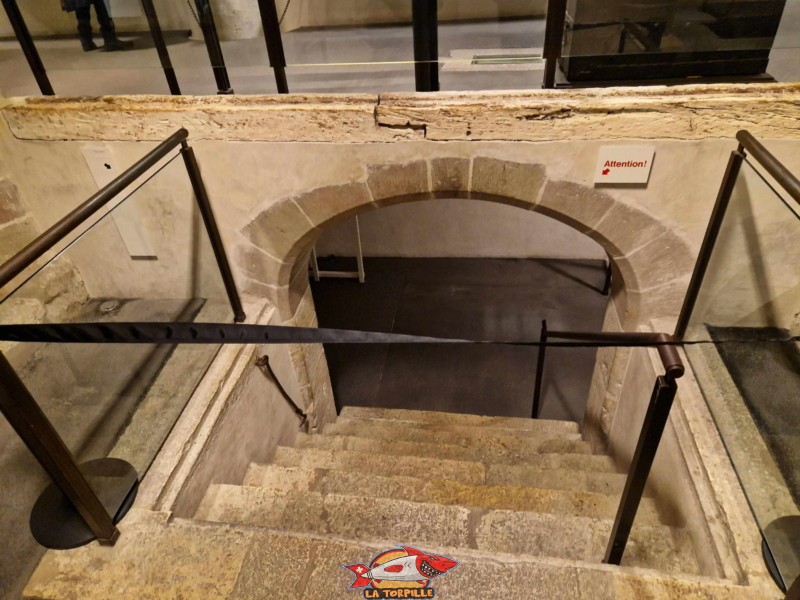 L'escalier qui mène au 2ᵉ sous-sol. Le deuxième sous-sol de la maison Tavel est dédié aux expositions temporaires.