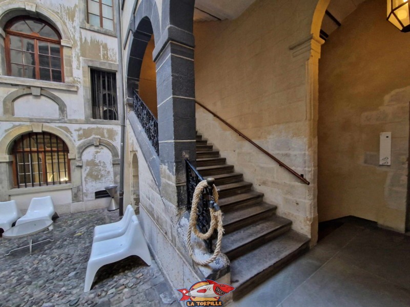 L'escalier qui monte du rez au premier étage. Maison Tavel, Genève