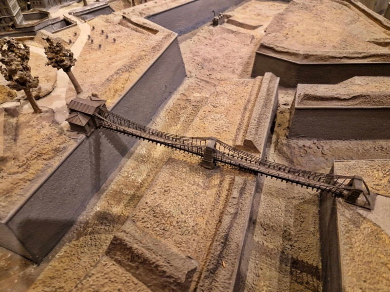 Une passerelle sur le flanc est des fortifications. Relief Magnin, maquette de Genève en 1850, Combles de la Maison Tavel.