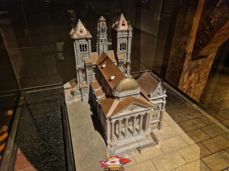 La reproduction de la cathédrale telle qu'elle se trouve sur le relief Magnin. Elle est exposée au public à côté de la maquette.