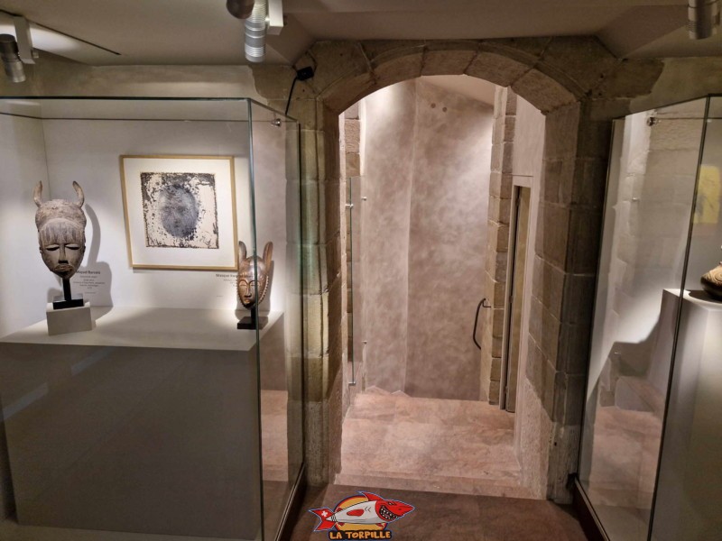 Le couloir avec l'accès au sous-sol, , rez, musée barbier-mueller, Genève