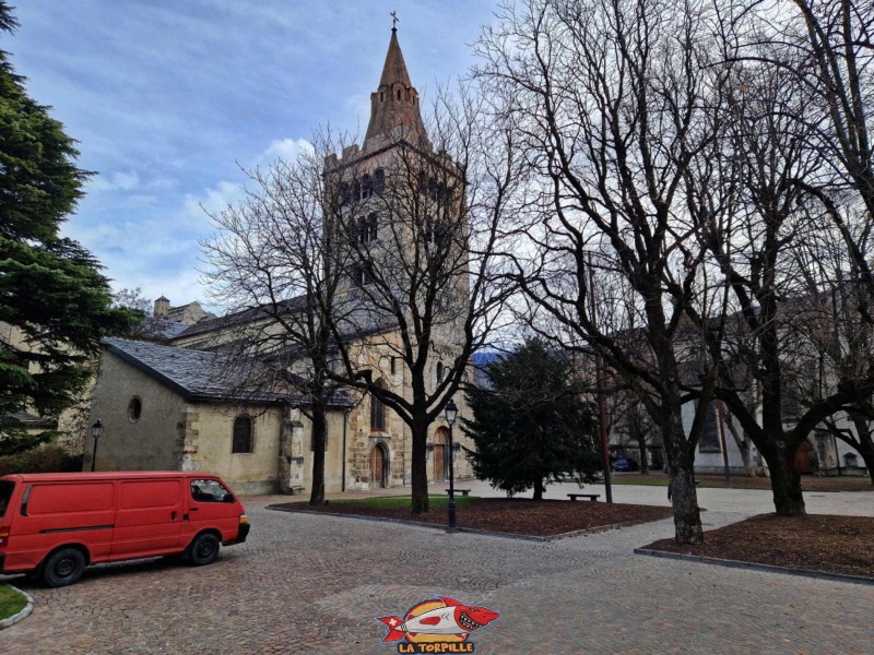 La basilique de Valère à gauche du clocher. La cathédrale Notre-Dame du Glarier, Sion, Valais, Suisse.