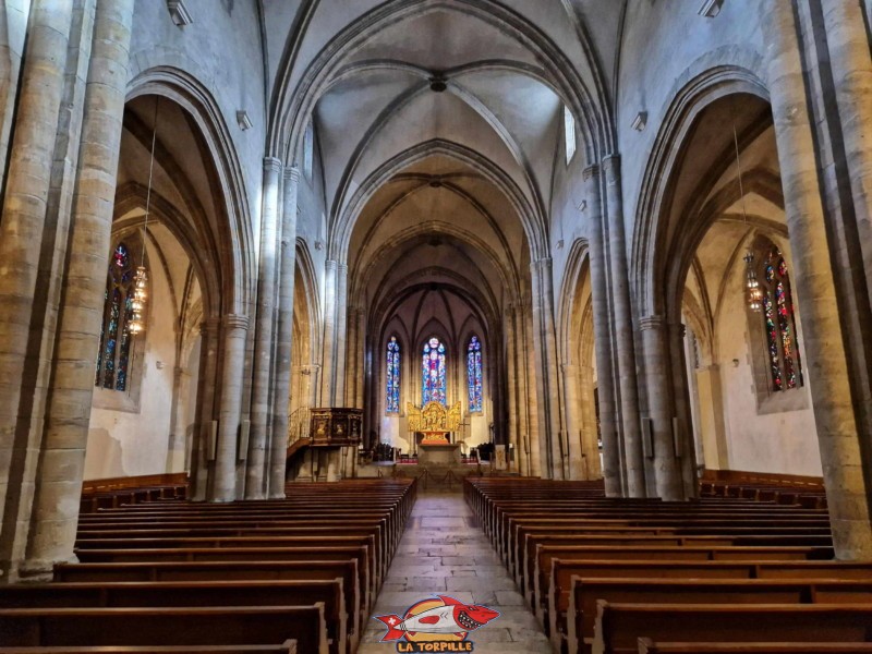 La nef en direction du choeur. La cathédrale Notre-Dame du Glarier, Sion, Valais, Suisse.