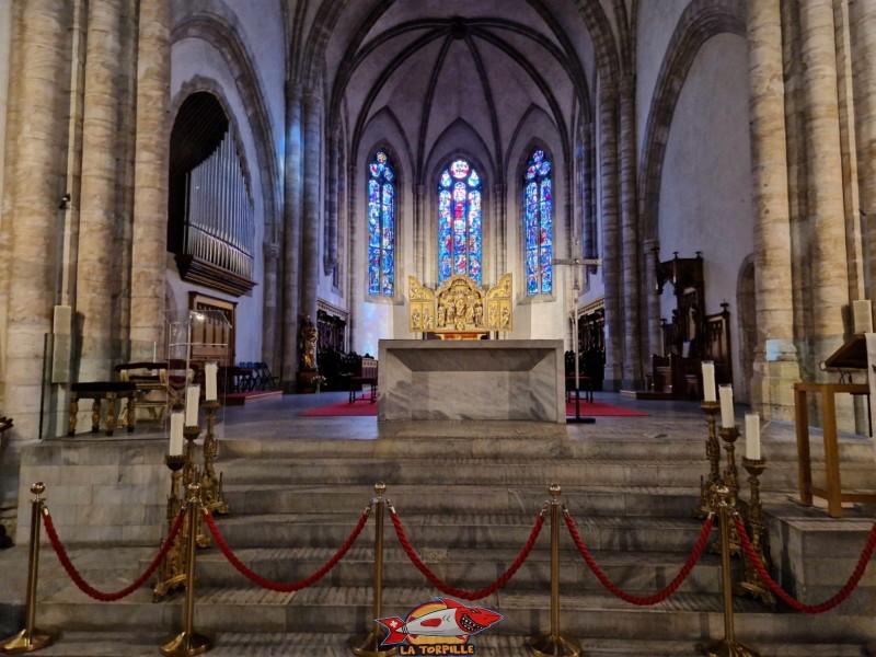 Le choeur de la cathédrale avec sa pièce maîtresse, le tryiptique doré dit de "Jessé".