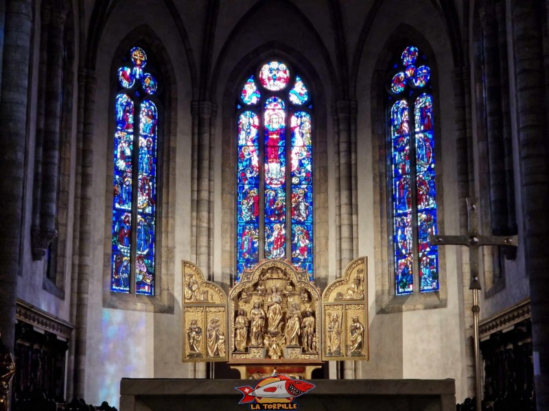 Le maître-autel et en son centre, le triptyque dit "de Jessé" datant du début du 16e siècle. Le triptyque se trouve dans la cathédrale depuis son dépacement de Valère en 1947. La cathédrale Notre-Dame du Glarier, Sion, Valais, Suisse.