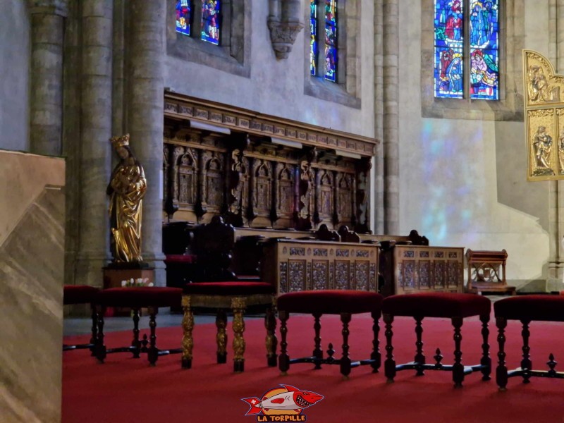 Les fameuses stalles. Sièges en bois disposés des deux côtés du choeur comme c'est la tradition dans l'Eglise catholique. La cathédrale Notre-Dame du Glarier, Sion, Valais, Suisse.