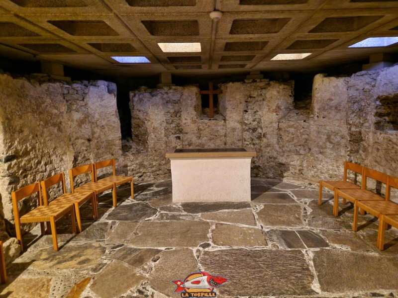 Dans la crypte, une vidéo sur les vitraux de la cathédrale. La cathédrale Notre-Dame du Glarier, Sion, Valais, Suisse.