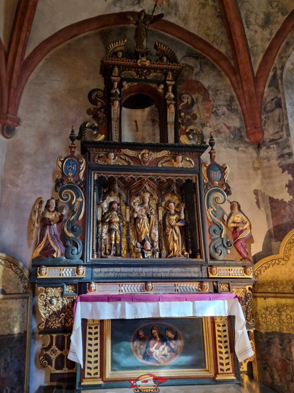 L'autel de la chapelle Ste-Barbe. La cathédrale Notre-Dame du Glarier, Sion, Valais, Suisse.