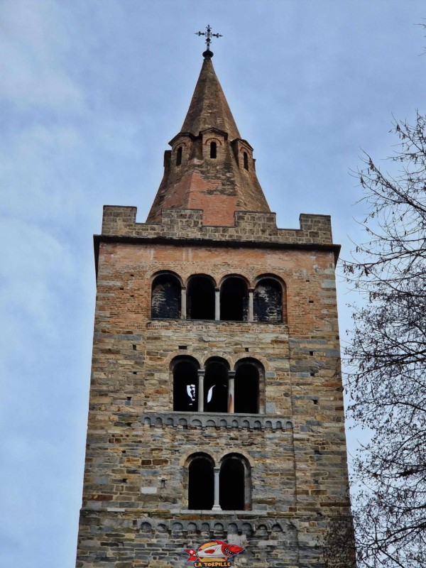 Le clocher depuis le parvis, côté ouest. La cathédrale Notre-Dame du Glarier, Sion, Valais, Suisse.