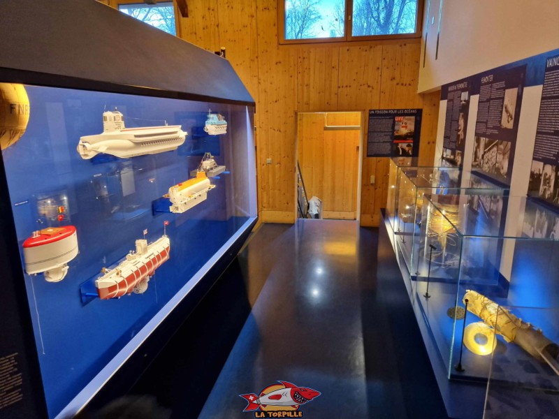 Le couloir qui expose différents sous-marins utilisés par Auguste et Jacques Piccard. Maison de la Rivière, Tolochenaz, Morges, Vaud.