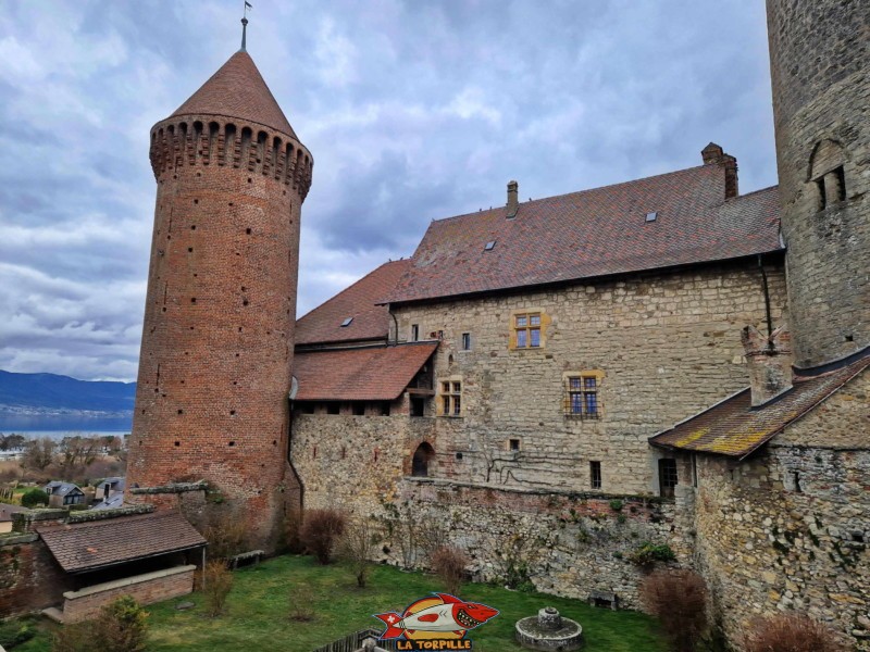 Le corps du château avec la tour de l'Ouest.