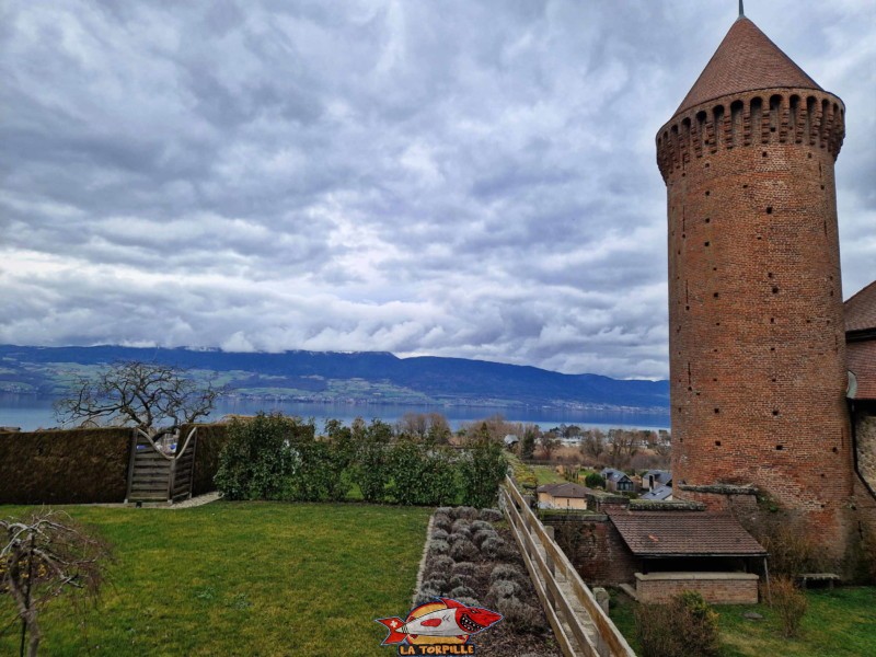 La tour de l'ouest avec le lac de Neuchâtel.