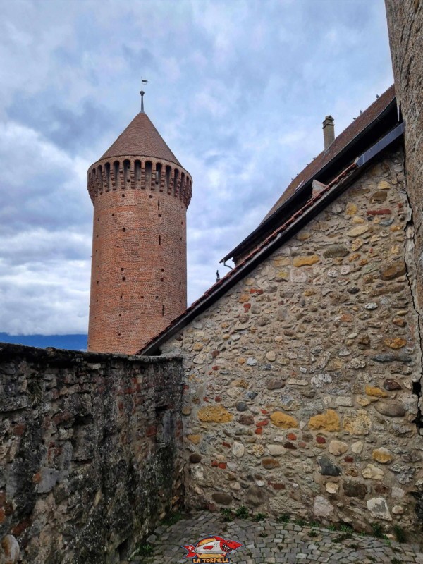 La tour de l'Ouest depuis le pied du donjon.