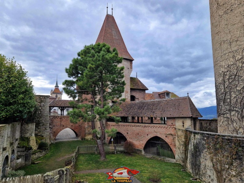 La barbacane du château de Chenaux, et, sur la gauche, la collégiale. Collégiale Saint-Laurent d'Estavayer-le-Lac, église catholique, broye, canton de Fribourg.