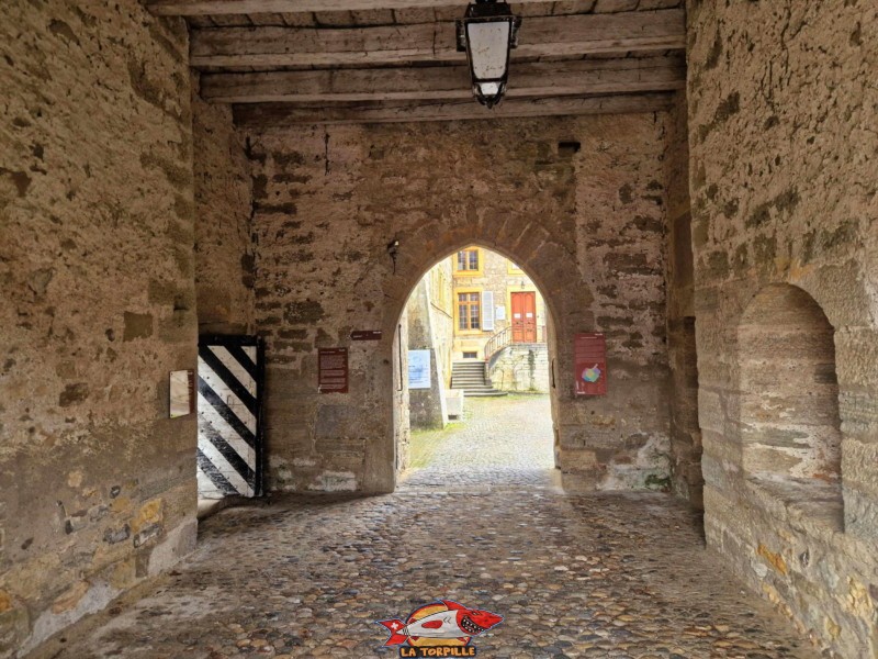 L'intérieur de la tour carrée en direction de la cour. Les portes bicolores noires et blanches viennent rappeler que les lieux appartiennent à Fribourg.