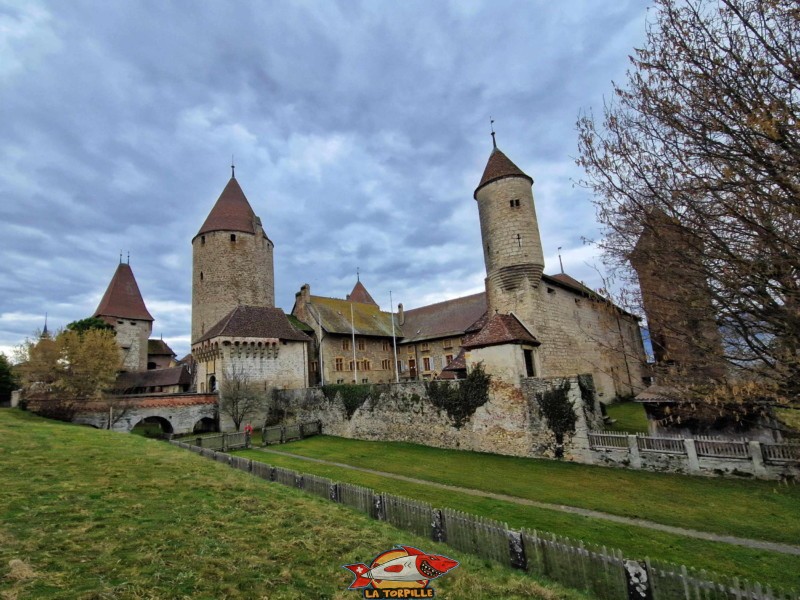 Le château de Chenaux avec la pointe du clocher de la collégiale sur la gauche. Collégiale Saint-Laurent d'Estavayer-le-Lac, église catholique, broye, canton de Fribourg.