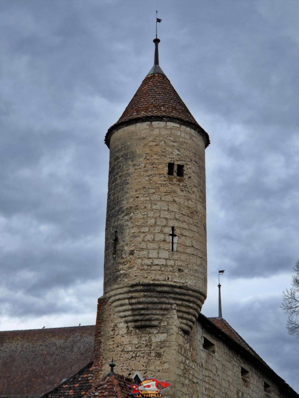 La tour à l'angle est du château depuis le fossé sud-est.