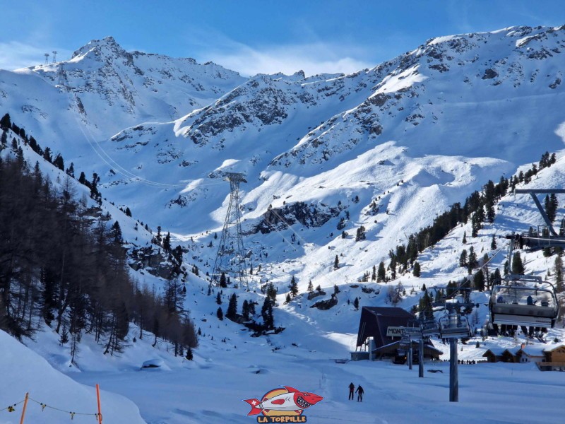 La vue sur la station terminale du télésiège à Tortin. Depuis ce lieu, un téléphérique monte aux Gentianes (au fond, à gauche) pour monter au Mont-Fort, point culminant du domaine des 4 Vallées ou redescendre sur Verbier.