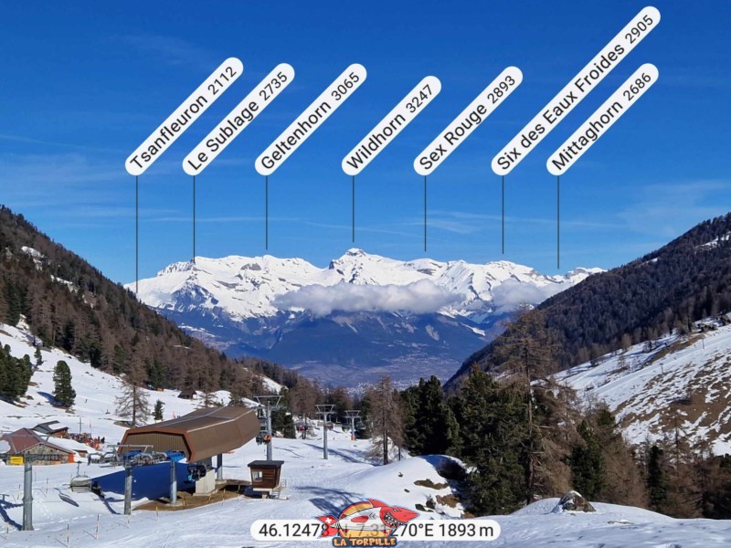 Vue sur le flanc nord de la vallée du Rhône depuis la piste de luge de Siviez