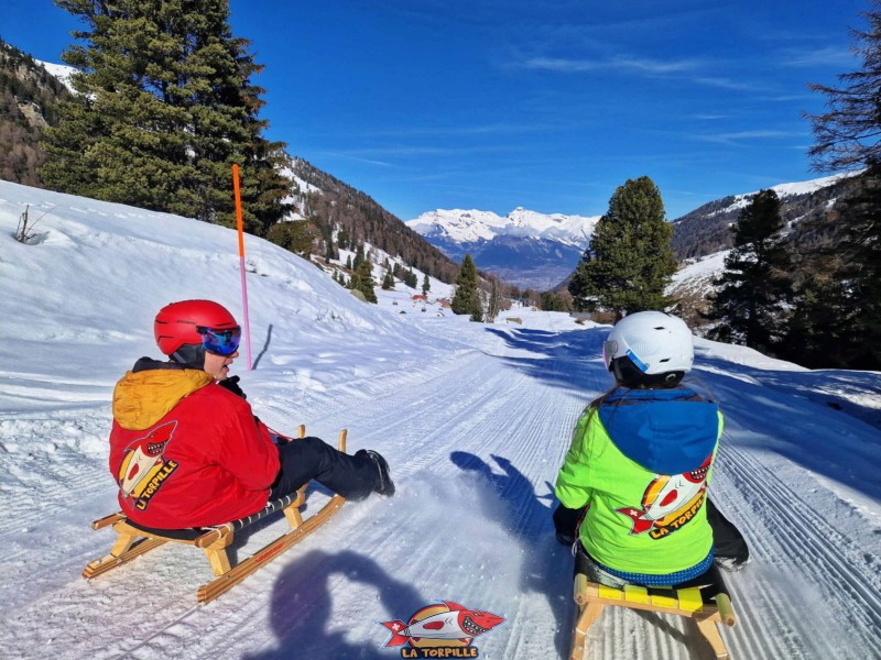 La piste de luge de Siviez le long du val de Nendaz et la vallée le flanc nord de la vallée Rhône en arrière-plan.