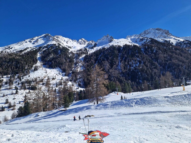 La vue sur le flanc est du val de Nendaz depuis le tipi, buvette, station de ski, luge, siviez, nendaz