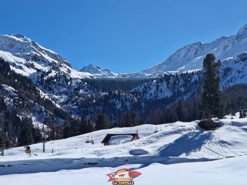 La vue en direction du barrage de Cleuson depuis le tipi, buvette, station de ski, luge, siviez, nendaz