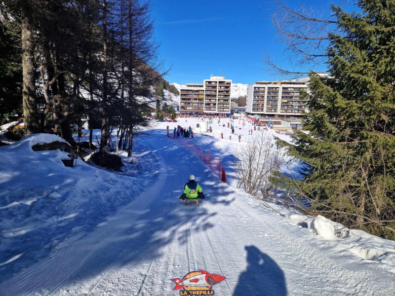 La dernière descente et le passage à côté des blocs d'immeuble de Siviez. Piste de luge de Tortin - Siviez, val de Nendaz.