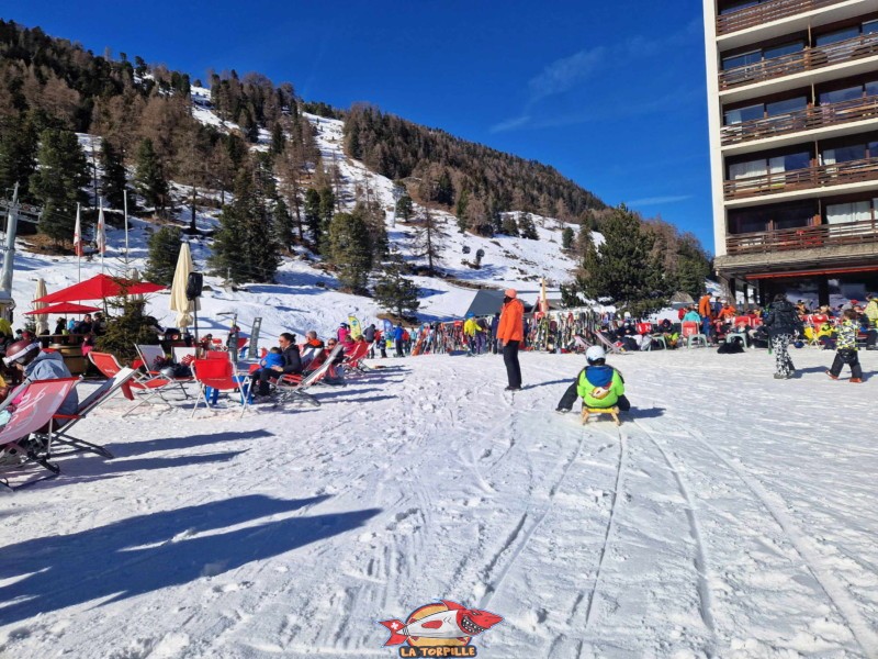 La dernière descente et le passage à côté des blocs d'immeuble de Siviez. Piste de luge de Tortin - Siviez, val de Nendaz.