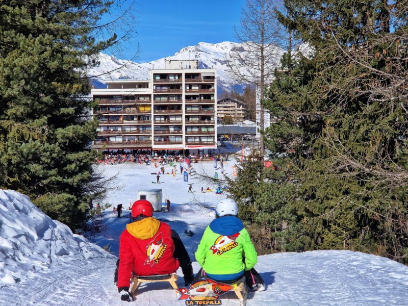 Le bas de la piste de luge avec les blocs d'immeuble de Siviez.