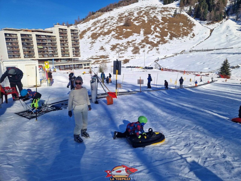 Un tapis roulant gratuit pour les petits a village de Siviez.