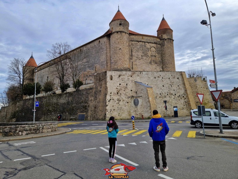 Le côté montagne de l'édifice, sur la gauche de l'image, depuis l'entrée de la vieille ville et la rue Haute. Château de Grandson, Région Jura-Nord vaudois, Vaud, Suisse